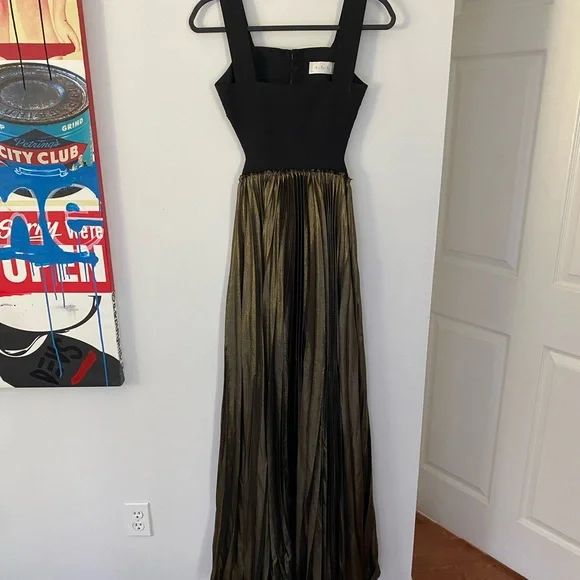 green emerald velvet dress Bell Sleeve Metallic Lace Sheath Dress in Black Gold